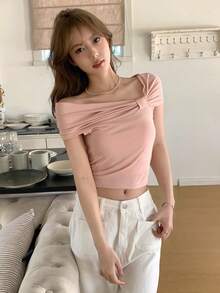 DAZY Áo thun nữ có đường viền cổ bất đối xứng màu trơn - Hồng - Xem 6