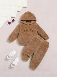 SHEIN 女嬰字母刺繡泰迪連帽衫和褲子 - 卡其色 - 查看 1