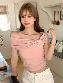 DAZY Áo thun nữ có đường viền cổ bất đối xứng màu trơn - Hồng - Xem 3