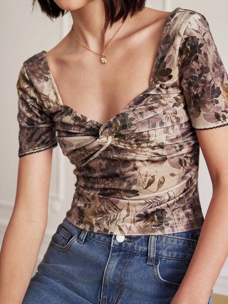 All-Over Printed Twist-Front Slim Fit Short Sleeve Top With Sweetheart Neckline Summer Casual
