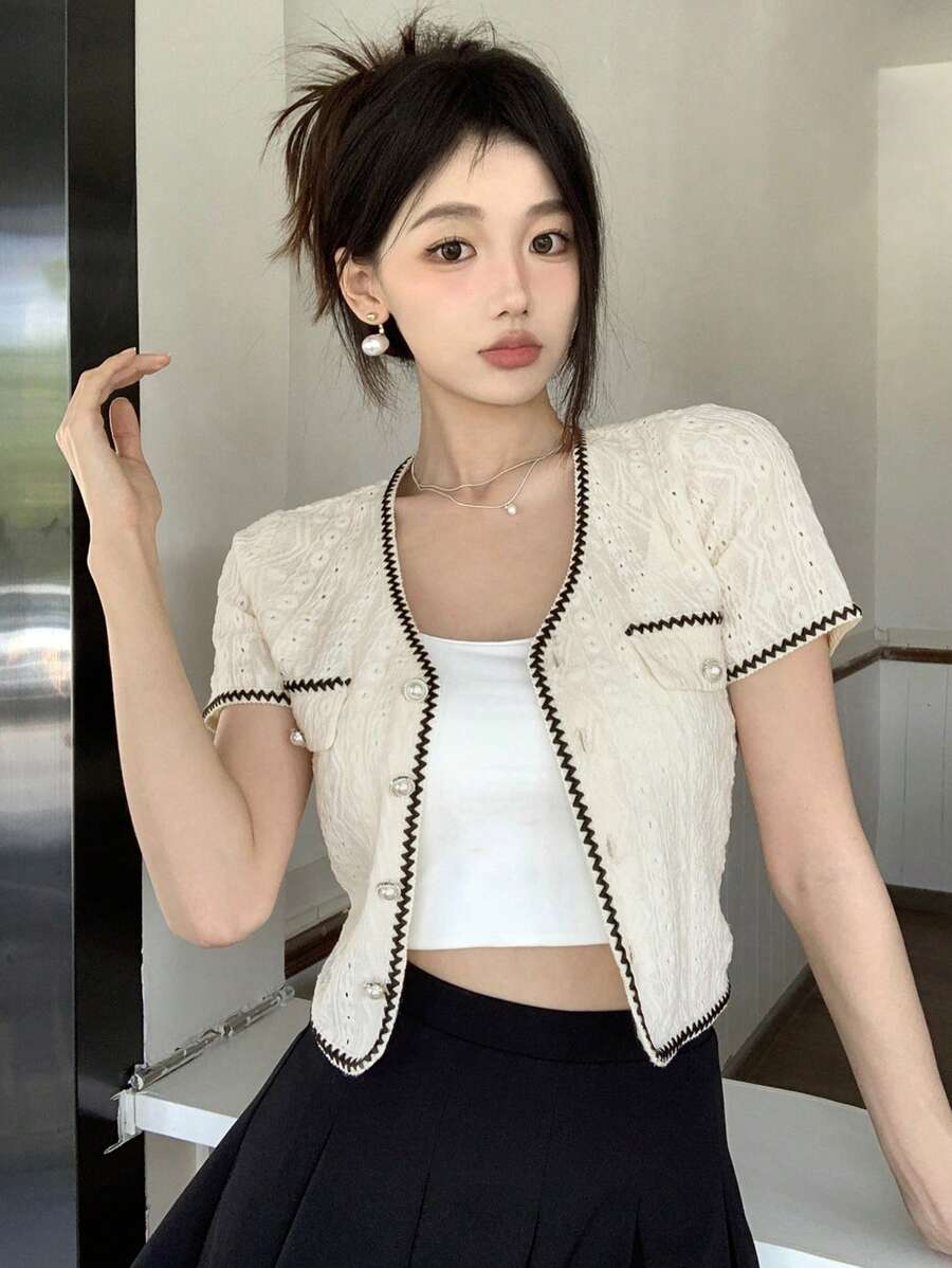 DAZY Áo crop top tay ngắn cổ chữ V màu khối có nút phía trước dành cho nữ - trắng - Xem 1