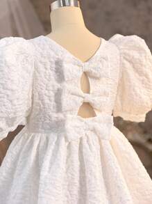 SHEIN 青少女泡泡袖圓領提花連衣裙,背部v領和3d蝴蝶結裝飾 - 白色 - 查看 3