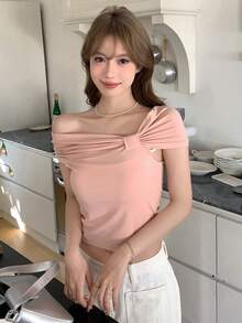 DAZY Áo thun nữ có đường viền cổ bất đối xứng màu trơn - Hồng - Xem 2