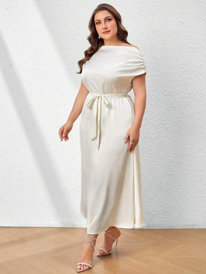 SHEIN Privé Plus size elegant asymmetrisk axelklänning i satäng, perfekt för bröllopssäsong, romantiska utflykter och fester