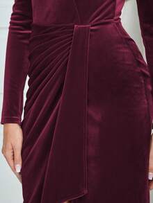 簡約優雅的女士前開叉修身中長款連身裙，長袖款式