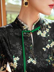 MOTF PREMIUM 絲綢花卉印花旗袍領口開叉裙 - 黑色 - 查看 3