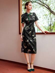MOTF PREMIUM 絲綢花卉印花旗袍領口開叉裙 - 黑色 - 查看 7