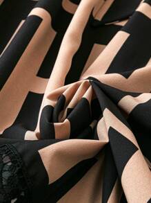 SHEIN Clasi 大尺寸幾何印花v領無袖蕾絲拼接連身裙 - 彩色 - 查看 3