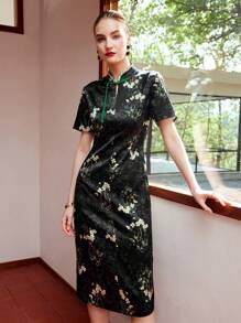 MOTF PREMIUM 絲綢花卉印花旗袍領口開叉裙 - 黑色 - 查看 8