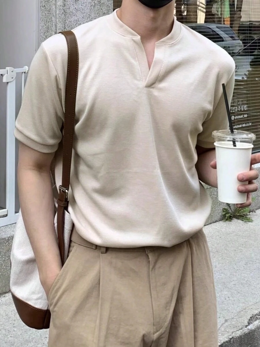 Claim Dot 男士短袖 Polo 衫，V 领，纯色卡其色 Urban Funny