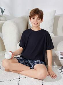 SHEIN 4入組青少年男孩休閒純色圓領t恤和格紋短褲家居套裝