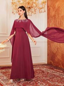 Modelyn 勃艮第红色女士纯色圆领斗篷袖连衣裙，带水晶装饰，阿拉伯风格 - 酒紅色 - 查看 3