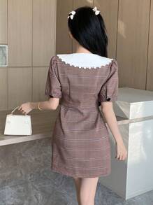DAZY Đầm dạ hội tay ngắn họa tiết Houndstooth cổ Peter Pan phối màu cho nữ - Nhiều màu - Xem 2