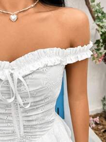 Soleia Damen Freizeit & Urlaub Off Shoulder Besticktes Kleid Mit Gerafftem Layered Saum, Textur Weiß