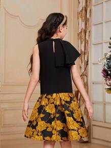 SHEIN Conjunto de blusa con ribete de volantes y falda acampanada de jacquard floral para niña preadolescente
