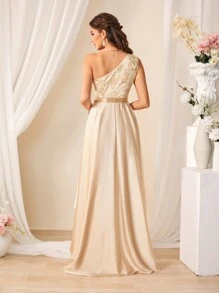SHEIN Belle Vestido De Mujer Corto Delante Y Largo Detrás De Hombro Oblicuo Bordado - Champán - Ver 2