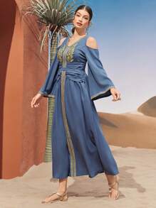 Al Najma 女士露肩阿拉伯傳統長裙,帶有膠帶裝飾 - 藍色 - 查看 7