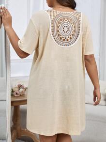 فستان وافل نسائي بقصة عادية وبقع وردية عند العنق للسيدات بحجم كبير - لون مشمشي - مشاهدة 5