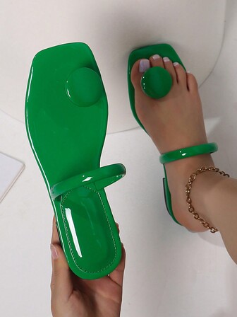 女性圓形裝飾夾腳T字帶涼鞋,人造漆皮時尚涼鞋