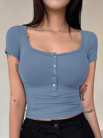 DAZY Camiseta Corta Para Mujer Con Media Tapeta Abotonada