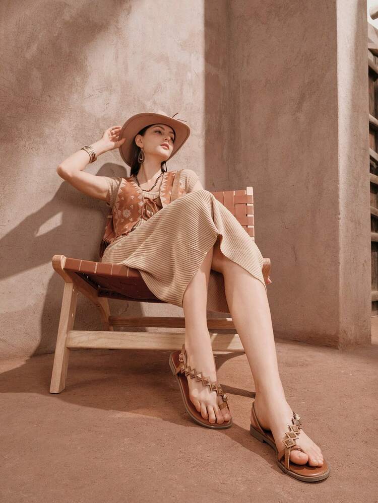 Women Rhinestone Decor Ankle Strap Thong Sandals,Women'S Fashionable Comfortable Charming Outdoor Resort Women's Thong Sandals, Metal Decorative Artificial Leather Toe Post Spring And Summer Style Flat Sandals With Vintage Style