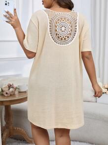 فستان وافل نسائي بقصة عادية وبقع وردية عند العنق للسيدات بحجم كبير - لون مشمشي - مشاهدة 1