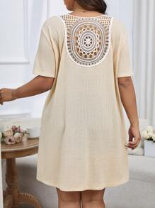 فستان وافل نسائي بقصة عادية وبقع وردية عند العنق للسيدات بحجم كبير - لون مشمشي - مشاهدة 3