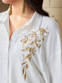 Mulvari 大尺碼女士植物刺繡垂墜肩襯衫 - 白色 - 查看 2