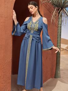 Al Najma 女士露肩阿拉伯傳統長裙,帶有膠帶裝飾 - 藍色 - 查看 3