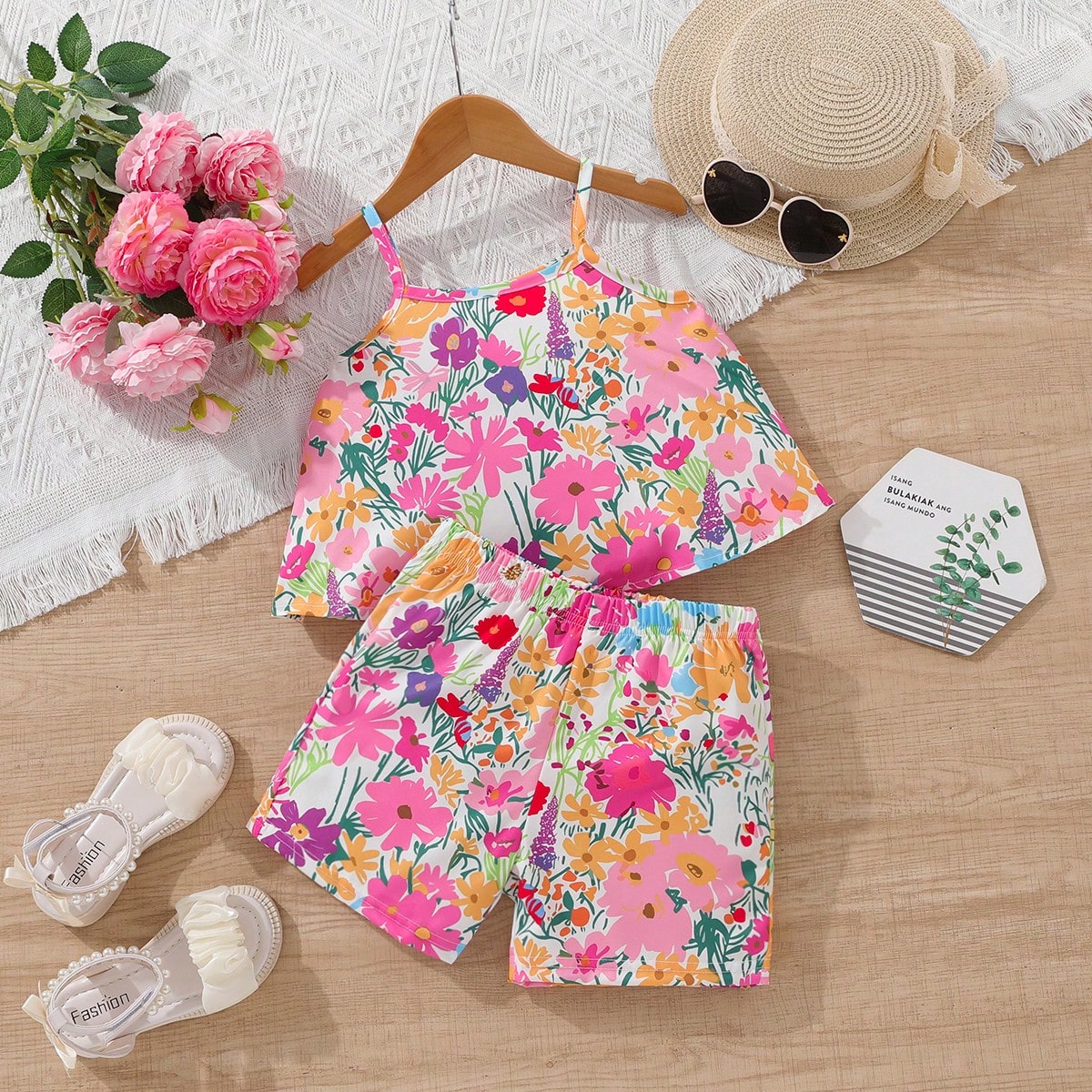 Ensemble De DÃ©bardeur Et Short Fleuri ColorÃ© Pour Les Jeunes Filles En Vacances Ã€ La Plage Pour Pique- Dans La Campagne
