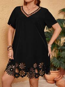 SHEIN VCAY 大尺寸鏤空花卉圖案寬鬆短袖v領連身裙 - 黑色 - 查看 3