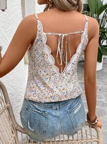 SHEIN Frenchy Camiseta Pequeña Estampada Con Flores Estilo Francés Con Encaje Y Lazada Trasera