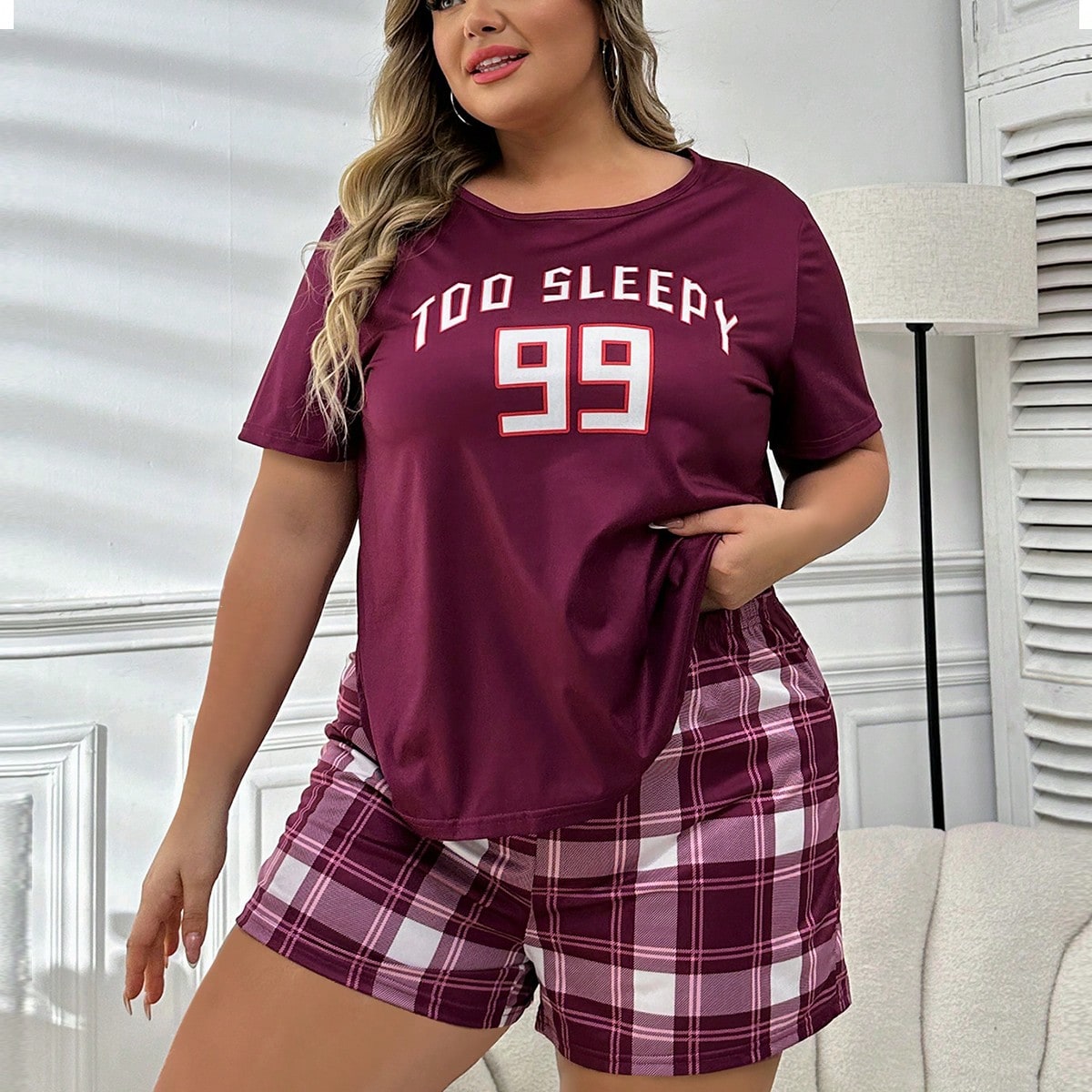 Conjunto de pijama de top de manga corta con estampado de letras y shorts a cuadros, talla grande