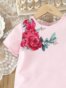 SHEIN Conjunto De Camiseta Y Falda Rosa Con Impresión Digital De Rosa Para Niñas Jóvenes En Verano