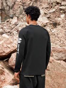 SHEIN In My Nature 男士戶外對比色字母印花T恤，登山服