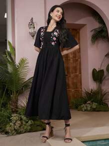 Al Najma 女士花卉刺繡飄蕩袖洋裝 - 黑色 - 查看 4