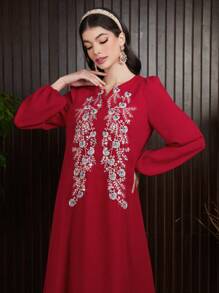 Al Najma 酒红色花朵刺绣灯笼袖缺口领口连衣裙