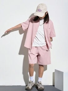 SHEIN Cậu bé Tween Giải trí Hàn Quốc Phong cách Ngắn tay Áo sơ mi Với Chữ thêu Chi tiết Và Lỏng lẻo Bộ quần short , Dệt - Hồng - Xem 1