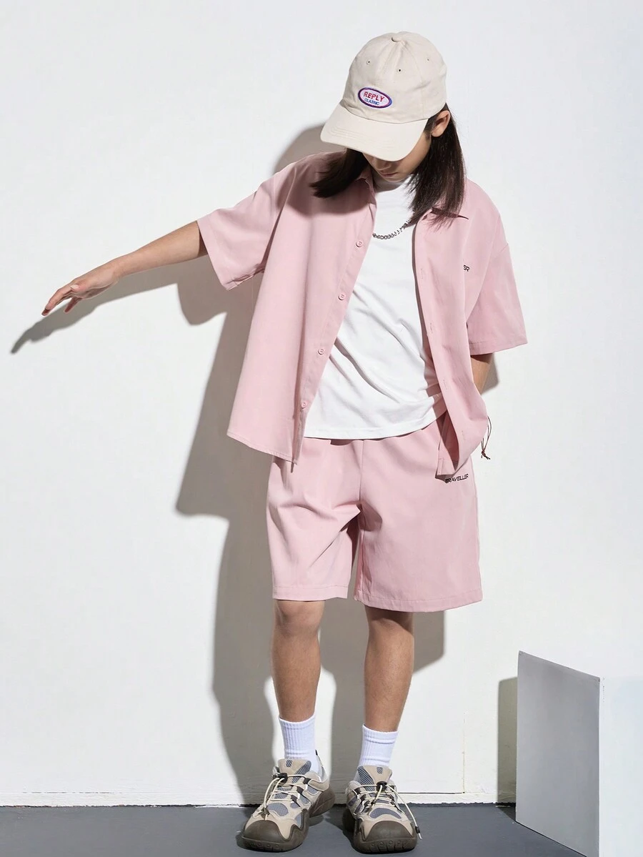 SHEIN Cậu bé Tween Giải trí Hàn Quốc Phong cách Ngắn tay Áo sơ mi Với Chữ thêu Chi tiết Và Lỏng lẻo Bộ quần short , Dệt - Hồng - Xem 1