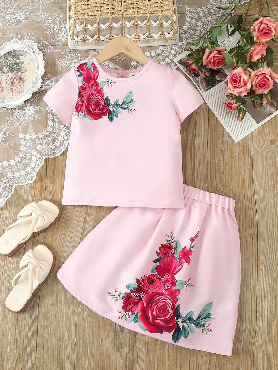SHEIN Conjunto De Camiseta Y Falda Rosa Con Impresión Digital De Rosa Para Niñas Jóvenes En Verano