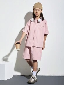 SHEIN Cậu bé Tween Giải trí Hàn Quốc Phong cách Ngắn tay Áo sơ mi Với Chữ thêu Chi tiết Và Lỏng lẻo Bộ quần short , Dệt - Hồng - Xem 6