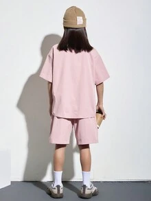 SHEIN Cậu bé Tween Giải trí Hàn Quốc Phong cách Ngắn tay Áo sơ mi Với Chữ thêu Chi tiết Và Lỏng lẻo Bộ quần short , Dệt - Hồng - Xem 2