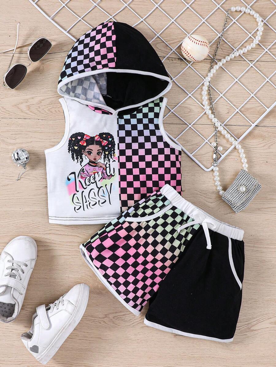 女童春夏连帽上衣短裤套装，饰有肖像和字母印花细节，拼接棋盘格设计，适合学校、校园、大学穿着。