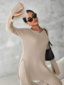 RueChic Camiseta con bajo partido y pantalones con pierna acampanada