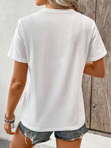 SHEIN Frenchy T-shirt À Manches Courtes En Velours À Col En V Avec Impression De Lettre - Blanc - Voir 2