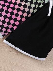 女童春夏连帽上衣短裤套装，饰有肖像和字母印花细节，拼接棋盘格设计，适合学校、校园、大学穿着。