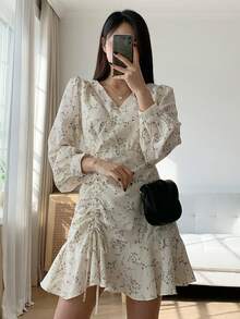 DAZY Robe décontractée à col en V à cordon de serrage, ourlet à volants, robe d'été à fleurs ditsy, robe d'automne