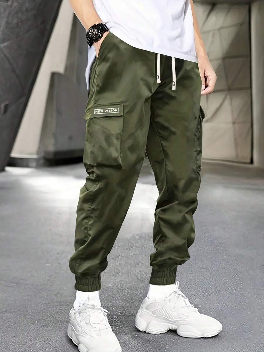 Pantalones de chándal de moda para hombres nuevos, con diseño personalizado de letras impresas, múltiples bolsillos y cintura con cordón para la primavera y el otoño - Verde militar - Ver 1