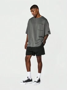 SUMWON Camiseta con bolsillo delantero y aplicación en la manga, con ajuste oversize y orilla cruda