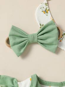 SHEIN Baby Girl Flower Printed Short Sleeve Bodysuit And Shorts Set, Includes Headband, Drool Bibs And Gloves